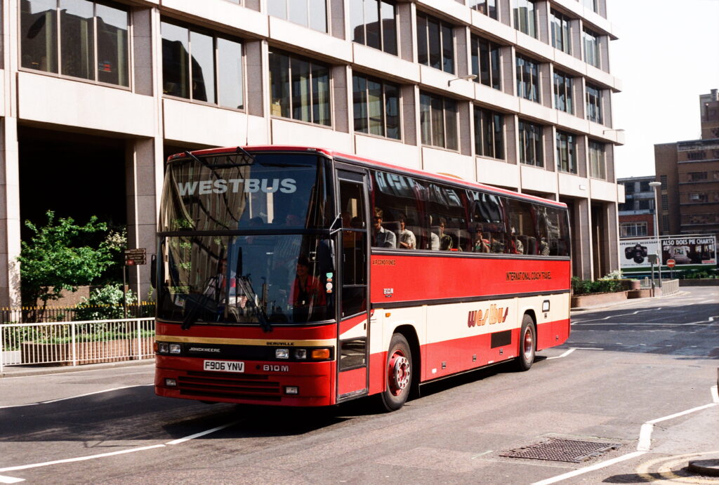 F906 YNV, 1989 Volvo B10M Jonckheere Deauville.